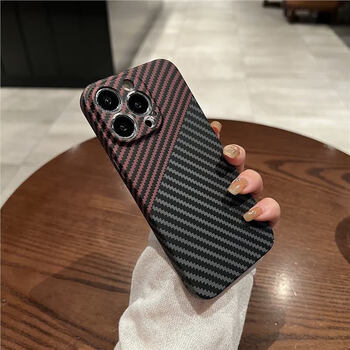Suitable for anti-fingerprint all-inclusive hard shell iphone14 carbon fiber pattern new apple 13promax mobile phone case 15plus kevlar men's black and red color matching bare metal, anti-sweat and anti-fingerprint iphone15pro