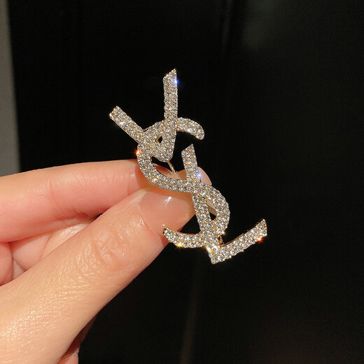 QUAMER niche design suit sweater brooch women's high-end corsage brooch exquisite and light gold letter brooch