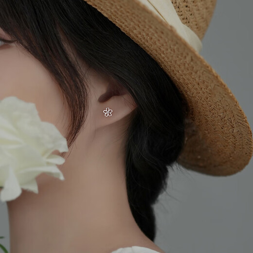 Miman (MIMORE) S925 silver hollow flower earrings for women, fashionable, high-end, temperamental earrings for pierced ears, no need to pick them when sleeping, and prevent clogging