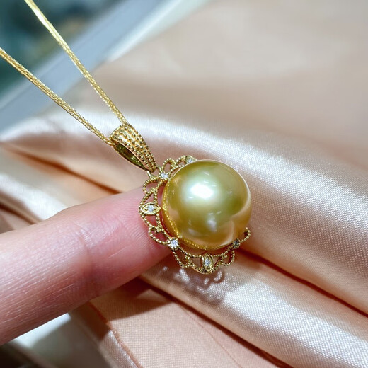 Yue Fei 12-13mm South Sea gold bead pendant, 18K inlaid with diamonds, retro lace style, nearly round, strong light and flawless, given to my wife, with silver chain and certificate