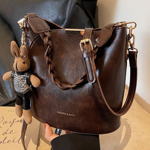 Xingxi Bag Women's Bag Shoulder Bag Retro Versatile Crossbody Bag Portable Bucket Bag Portable Vegetable Basket Bag New Year's Gift Brown + Pendant