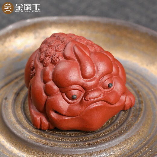 Gold inlaid jade Yixing purple sand tea pet, hand-carved tea set accessories, tea tray and tea table ornaments, three-legged Ruyi Golden Toad