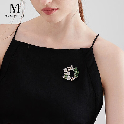 Mck gardenia brooch high-end women's shell imitation pearl corsage suit accessories Chinese Valentine's Day gift