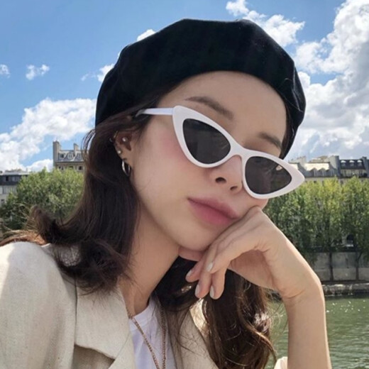 European and American retro triangular cat-eye sunglasses for women, trendy ins, small frame sunglasses, Internet celebrity street shooting, hip-hop, black frame, gray and black film