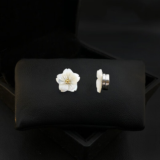 Idel's exquisite lucky mini flower and mother-of-pearl anti-exposure brooch buckle, seam-free V-neck magnetic buckle, strong and traceless accessories, lucky flower and mother-of-pearl brooch XZ0480