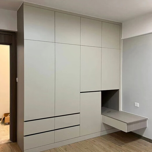 Extraordinary wood work inside and out, Weiye's top five functional boards are customized, wardrobes, bedrooms and cloakrooms are customized for the whole house, minimalist style swing door wardrobes, Weiye's top five boards are customized packages