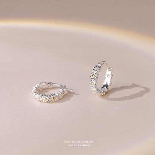 PWLS925 silver small daisy earrings niche design high-end pierced earrings for women 2025 versatile accessories Daisy earrings S925 silver