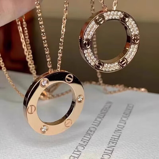 Fat Donglai's same style large cake necklace, high quality women's fashion sense, 18k rose gold plated round cake pendant clavicle chain, 3 diamond large cake necklace, rose gold