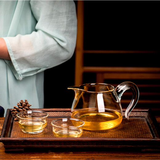 Yipin Workshop Taiwan fair cup high borosilicate glass male cup pure handmade thickened large tea divider tea sea tea ceremony tea set accessories yellow handle 400ML