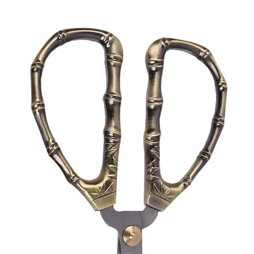 There are two special scissors for paper cutting with sharp tips. Window cutter scissors, embroidery handicraft scissors, detail scissors, artist scissors, medium-sized bamboo scissors, daily scissors, finely ground by hand.