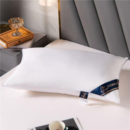A pair of down pillows for five-star hotels, a white goose down pillow for home use, and a white low pillow