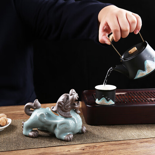 Zhenfan Pixiu ornaments, a pair of ceramic Ge Kiln Pixiu Piqiu home living room shop decoration office home decoration Ge Kiln Feitian Pixiu (pair)