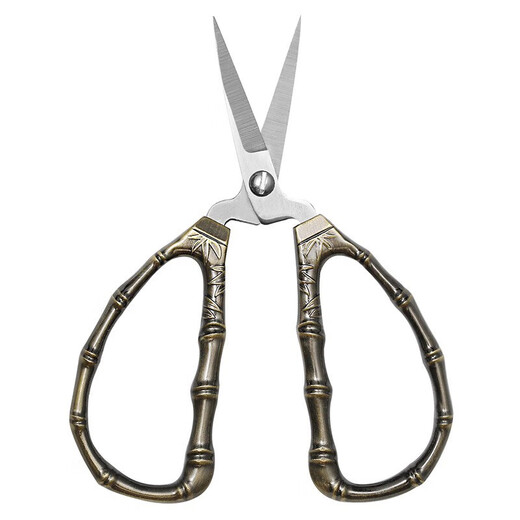 There are two special scissors for paper cutting with sharp tips. Window cutter scissors, embroidery handicraft scissors, detail scissors, artist scissors, medium-sized bamboo scissors, daily scissors, finely ground by hand.