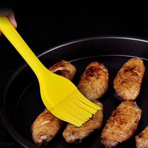 Thickened food-grade silicone oil brush bottle for Erjia, barbecue brush, kitchen baking barbecue tool, cream spatula, large silicone oil brush, 1 yellow