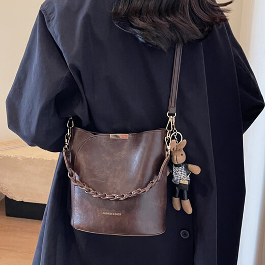 Xingxi Bag Women's Bag Shoulder Bag Retro Versatile Crossbody Bag Portable Bucket Bag Portable Vegetable Basket Bag New Year's Gift Brown + Pendant