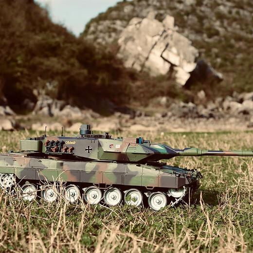Henglong Deutsch Leopard Tank Fernbedienung Auto Fernbedienungstank Fahrzeug Military Battle Model Eltern-Kind-Fernbedienung Auto-Ladung Spielzeugprofessioneller Ausgabe (Metall Track + Drive Wheel) 1800-mAh-Batterie (kann etwa 25 Minuten lang gespielt werden)