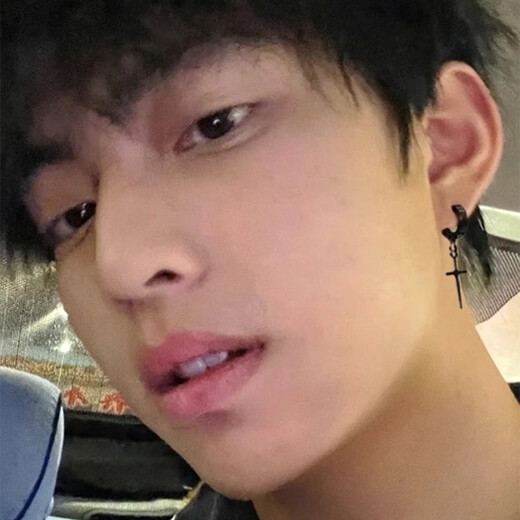 Core luxury cross ear clips for men, trendy American style, cool and handsome boys' earrings, no punching, no piercings, fake earrings, trendy men's ear jewelry, a pair of silver ear clips