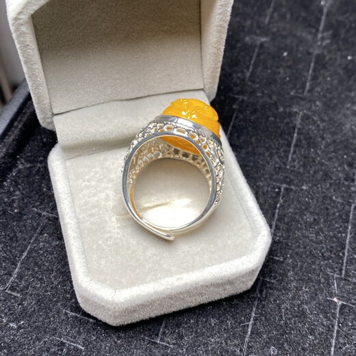 Sanskrit beeswax carved large ring, faucet beeswax ring for men, fashionable and lively old honey, chicken fat yellow