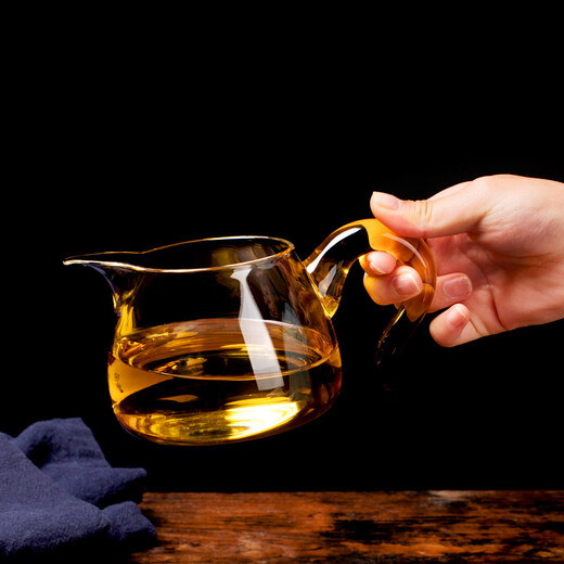 Yipin Workshop Taiwan fair cup high borosilicate glass male cup pure handmade thickened large tea divider tea sea tea ceremony tea set accessories yellow handle 400ML