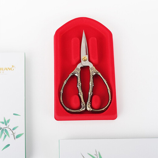 There are two special scissors for paper cutting with sharp tips. Window cutter scissors, embroidery handicraft scissors, detail scissors, artist scissors, medium-sized bamboo scissors, daily scissors, finely ground by hand.