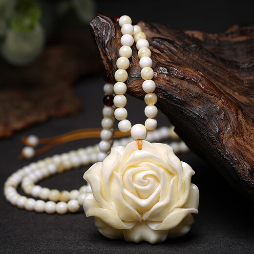 Fat Donglai's same style beeswax water drop pendant old chicken oil yellow necklace accompanying men and women amber gold chicken oil yellow peace buckle pendant