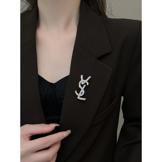 QUAMER niche design suit sweater brooch women's high-end corsage brooch exquisite and light gold letter brooch