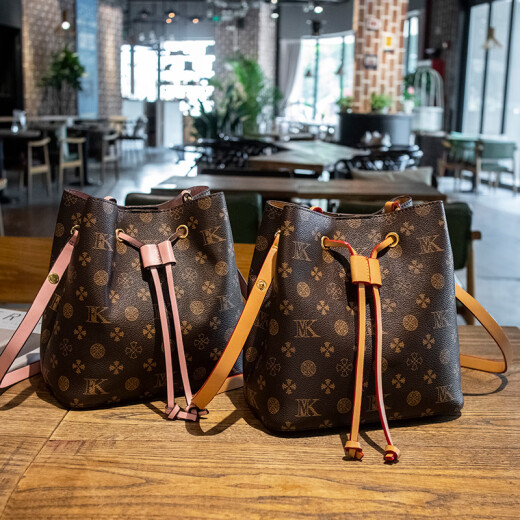 CKSY BAG Frauenbag 2025 Neue Mode Mode große Kapazität Single-Shoulder Crossbody Tasche VERSATILE Leder Handheld Eimer CK-826 Buchstabe Kaffee Brown