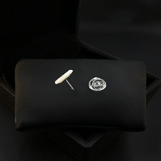 Idel's exquisite lucky mini flower and mother-of-pearl anti-exposure brooch buckle, seam-free V-neck magnetic buckle, strong and traceless accessories, lucky flower and mother-of-pearl brooch XZ0480