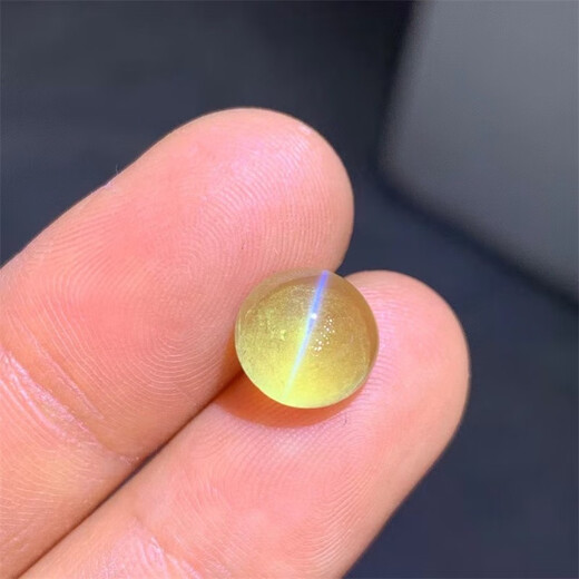 Moxi's natural gold-green cat's eye bare stone ring surface has a good cat's eye effect and can be inlaid with 18k gold ring pendant. Comes with certificate.