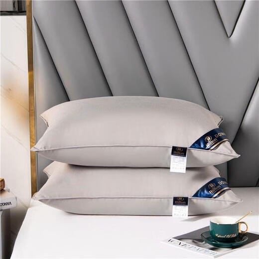 A pair of down pillows for five-star hotels, a white goose down pillow for home use, and a white low pillow