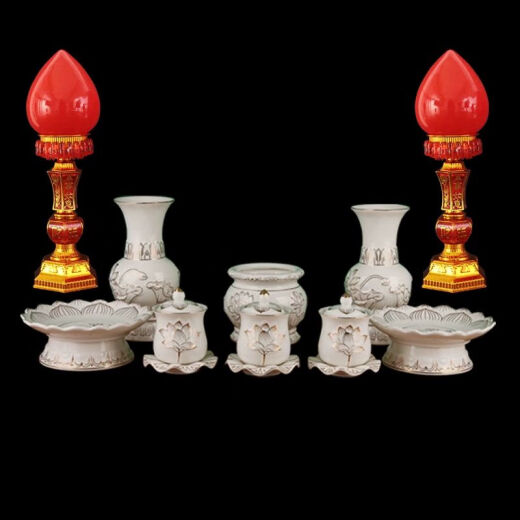 A complete set of Buddhist supplies for Yumei era. A complete set of Buddha supplies for household Buddhas. Water cups and vases for offerings, incense burners, Buddhist hall decorations and gold-painted bottles 7 inches.