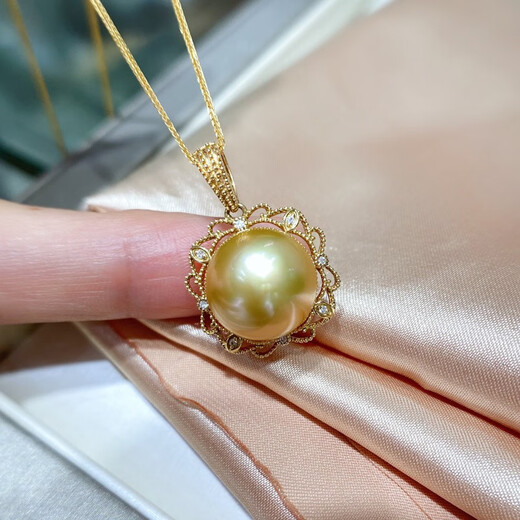 Yue Fei 12-13mm South Sea gold bead pendant, 18K inlaid with diamonds, retro lace style, nearly round, strong light and flawless, given to my wife, with silver chain and certificate