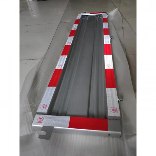 
Adapted to Changan New Leopard Mini T3 Crossing King x1x3 Single row double rear railing brand new original paint disassembled car 15938 rear railing white T3