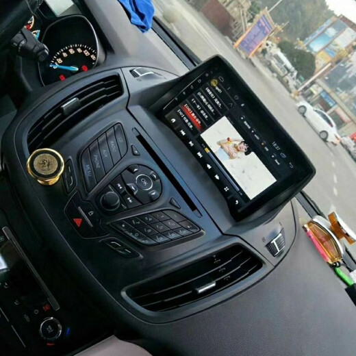 Zhuo Yonghang convient à Ford Winghu Contrôle central monté sur une voiture intelligente Android Navigation grande écran Inversion de bénédiction intégrée 2 + 32G Version WiFi Configuration standard officielle