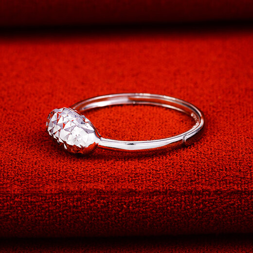 Yuan Shengfu's new PT950 fashion transfer bead platinum ring, versatile olive bead platinum ring 2.33g