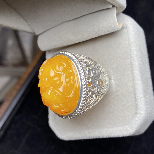 Sanskrit beeswax carved large ring, faucet beeswax ring for men, fashionable and lively old honey, chicken fat yellow