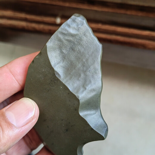 Xinjiang Hami surface green clay jade raw stone hand piece 100 grams, complete appearance and exquisite winding line