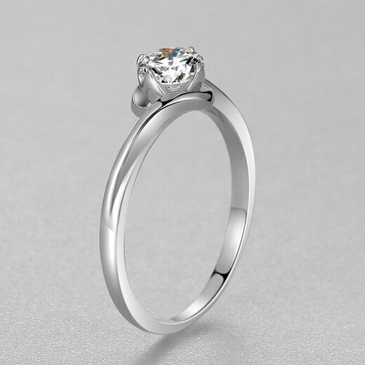 AVHE platinum diamond ring twisted arm four-prong diamond cultured diamond ring. Please order a wedding gift for Chinese Valentine's Day to express your love to your girlfriend. Platinum diamond ring + 1 carat D color cultured diamond.