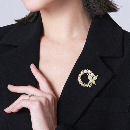 Qlady butterfly pearl brooch, high-end female brand corsage brooch, light luxury silk scarf buckle accessories, Mid-Autumn Festival birthday gift