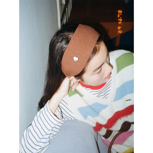 Tagi. Wide-brimmed knitted pearl headband for women with high skull, high-end fashion headwear, versatile autumn and winter retro headband, sesame gray