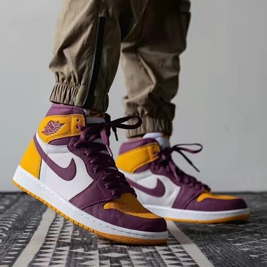 Nike (Nike) AJ Chaussures masculines Chaussures pour le printemps Airjordan1aj1 Joe1 Chaussures de basket-ball décontractées chaussures de sport 555088-702 555088-706 Blanc et violet et jaune fraternité 42