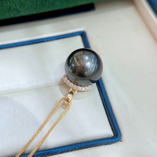 Yue Fei 12-13mm Tahitian black pearl pendant, 18K set with diamonds, perfect round, strong light and slight imperfections, eyelash style, gift to your lover, with silver chain and certificate