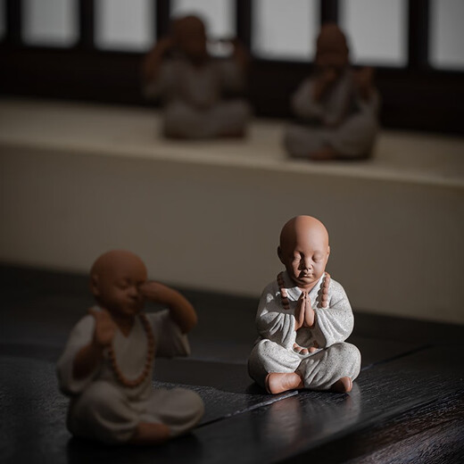 Refining fine ceramics, four little monks, tea pet, tea table, tabletop, small tea ceremony ornaments, tea accessories <set of four colored sand> + three-layer wooden base