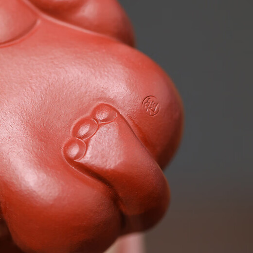 Gold inlaid jade Yixing purple sand tea pet, hand-carved tea set accessories, tea tray and tea table ornaments, three-legged Ruyi Golden Toad