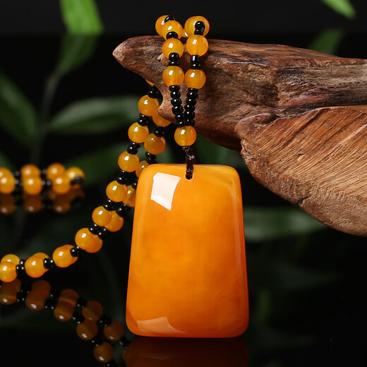 Qinhenghui guaranteed price Fat Donglai quality official beeswax pendant for women and old men chicken fat yellow amber long necklace ethnic style hanging D style/gourd (old honey style)