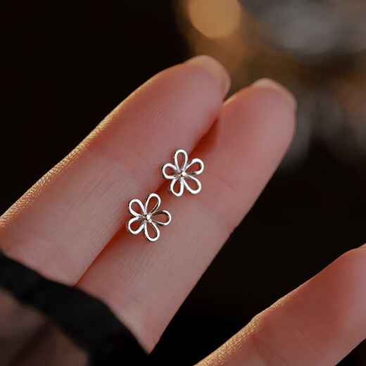 Miman (MIMORE) S925 silver hollow flower earrings for women, fashionable, high-end, temperamental earrings for pierced ears, no need to pick them when sleeping, and prevent clogging