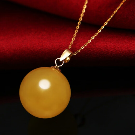 Drops of water turn into beads. Gift: Nanzhu family amber beeswax pendant 18k gold pendant. Selected high-quality beeswax rough stone. 11-12mm beeswax round beads + yellow 18k gold holder.