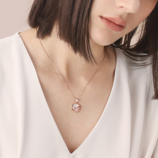 Chow Sang Sang's brand EMPHASIS 18k rose gold mother-of-pearl pendant, pink and white three-dimensional shell 90957P, pre-order payment, about 8-10 weeks