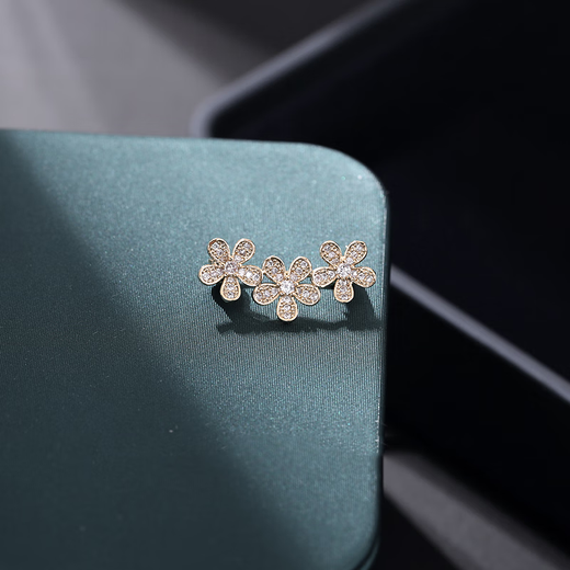 Idel's small flower pin to fix clothes, simple shirt anti-exposure button collar decoration niche brooch birthday gift small flower gold pin XZ0478