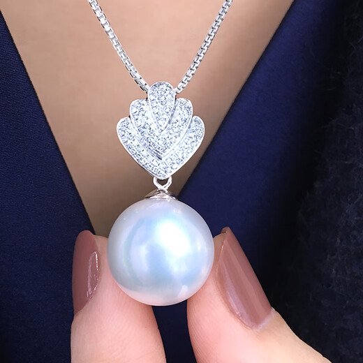 Nanxiao White Pearl Pendant Single 18K Gold Diamond South Sea White Pearl Necklace Angel Wings Seawater Necklace for Women Pendant + 18k Gold Chain (Customized Delivery in 7-10 Days) 11-12mm